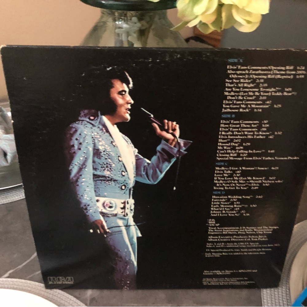 Elvis In Concert 🎵 Album - Picture 2 of 5